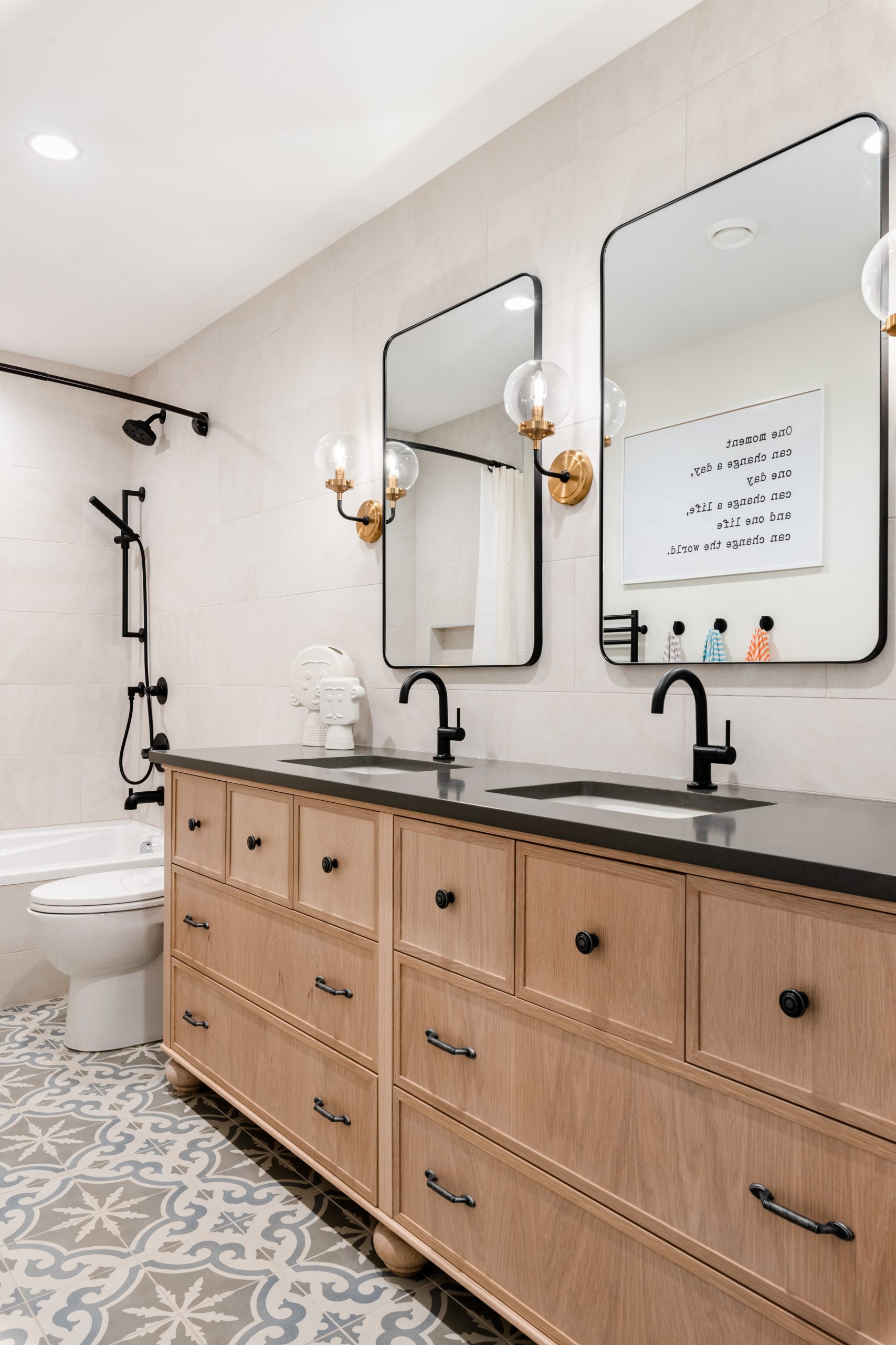 The children’s bathroom is divided so that everything is easily accessible and convenient. Built-in sinks allow, among other things, easier access for kids. The choice of different drawer shapes brings a dimension length to the cabinets.