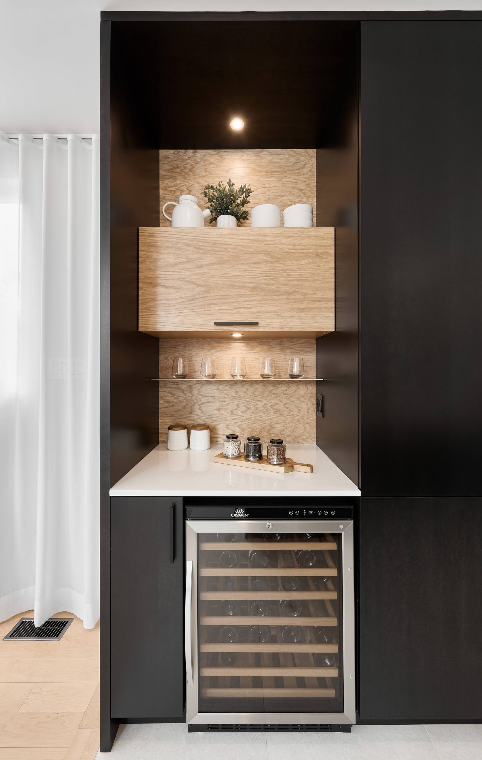 Cabico Custom Cabinets - Projet cuisine Barcelona - vue de l'espace cellier