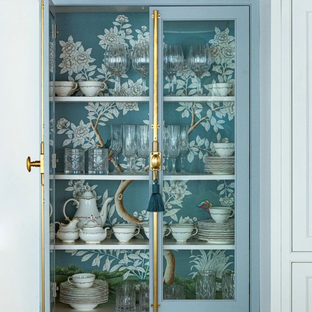 Glass-front cabinets paired with a statement wallpaper. The true beauty of custom! 💙

Design: @laurenmckayinteriors
Photography: @annarouth
Hand-painted wallpaper by @graciestudio
#cabico #cabicocabinetry #hellocabico #customcabinetry #customcabinets #interiordesign #glasscabinets #glassfrontcabinets #wallpaper #kitchenwallpaper #customkitchen