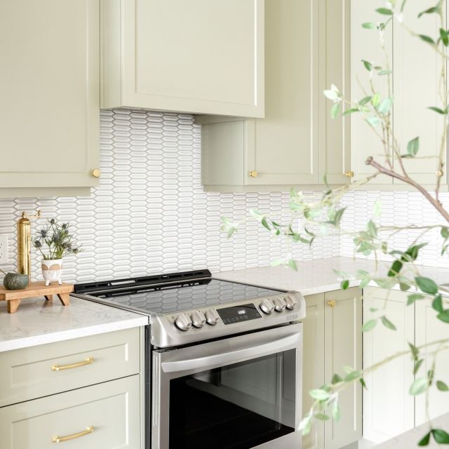Stop and smell the flowers. Happy first day of spring. 🌿

Project by designer @megcortini of @thomasandbirchboutique. Photos: @dashaaphotos.

Cabinetry: Unique Frameless
Custom color match to Benjamin Moore Nantucket Grey on a custom MDF door style
#CabicoCabinetry #HelloCabico #CustomKitchens #CustomCabinets #CustomCabinetryDesign #CabinetGoals #KitchenCabinets #GreenKitchen #FirstDayOfSpring #SpringDesign