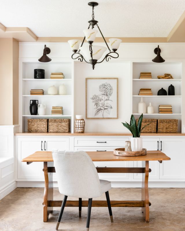There's nothing like back-to-school season to get you motivated to...organize!  This inspiring office space holds all the necessary storage for all your go-to work items.
 
Unique Series Cabinetry:  Pure White on Maple, 660 door style
Designer: @erikabritthome
Dealer: @thomasandbirchboutique 
Photographer: @dashaaphotos

#cabicocabinetry #office #storage #cabico #hellocabico #customcabinetry #customcabinets #interiordesign #organization