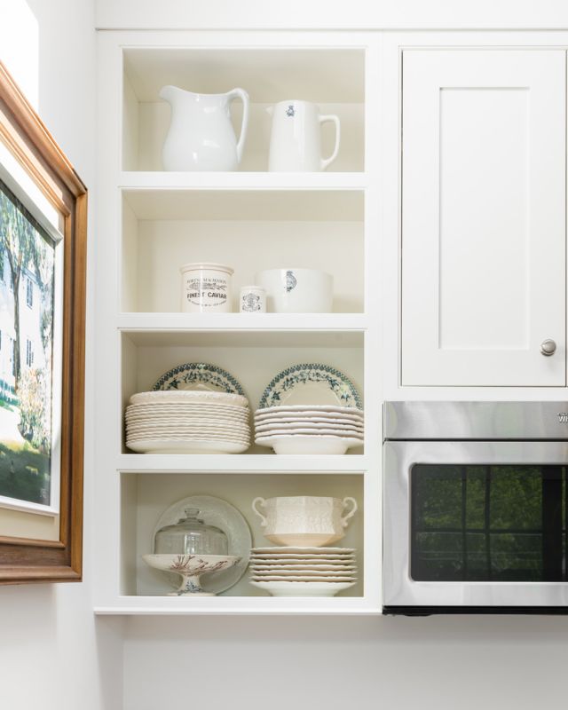 Display dinnerware with elegance and style thanks to open shelves cabinetry. Decor items now have their perfect spot! Functional and aesthetic, open shelving is a great addition to any kitchen.

#hellocabico #cabicocabinets #luxurydesign #customcabinets #organization #display #kitchenware #opencabinetry