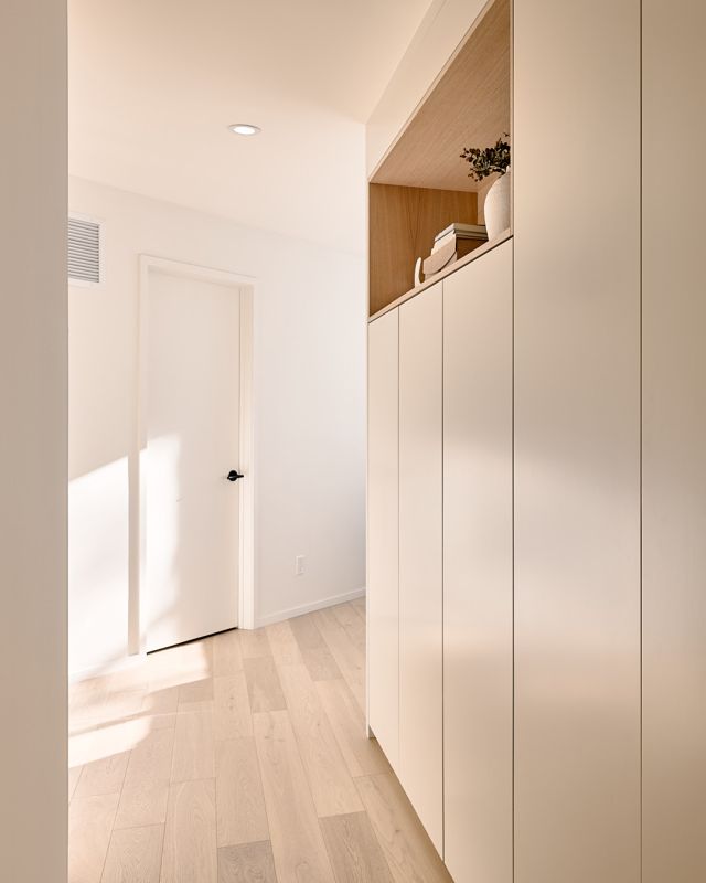Craft the perfect, serene entryway with our sleek, floor-to-ceiling cabinetry. Embrace minimalism and luminosity in your mudroom, where ample space meets modern aesthetics for seamless organization.

Unique Series Cabinetry: Soothing Sand on MDF for the pannels, and White Washed on Quarter Sawn White Oak
Designer: Emie Champoux
Photographer: @alexouzilleau

#hellocabico #cabicocabinets #luxurydesign #customcabinets #organization #storage #highendcabinetry