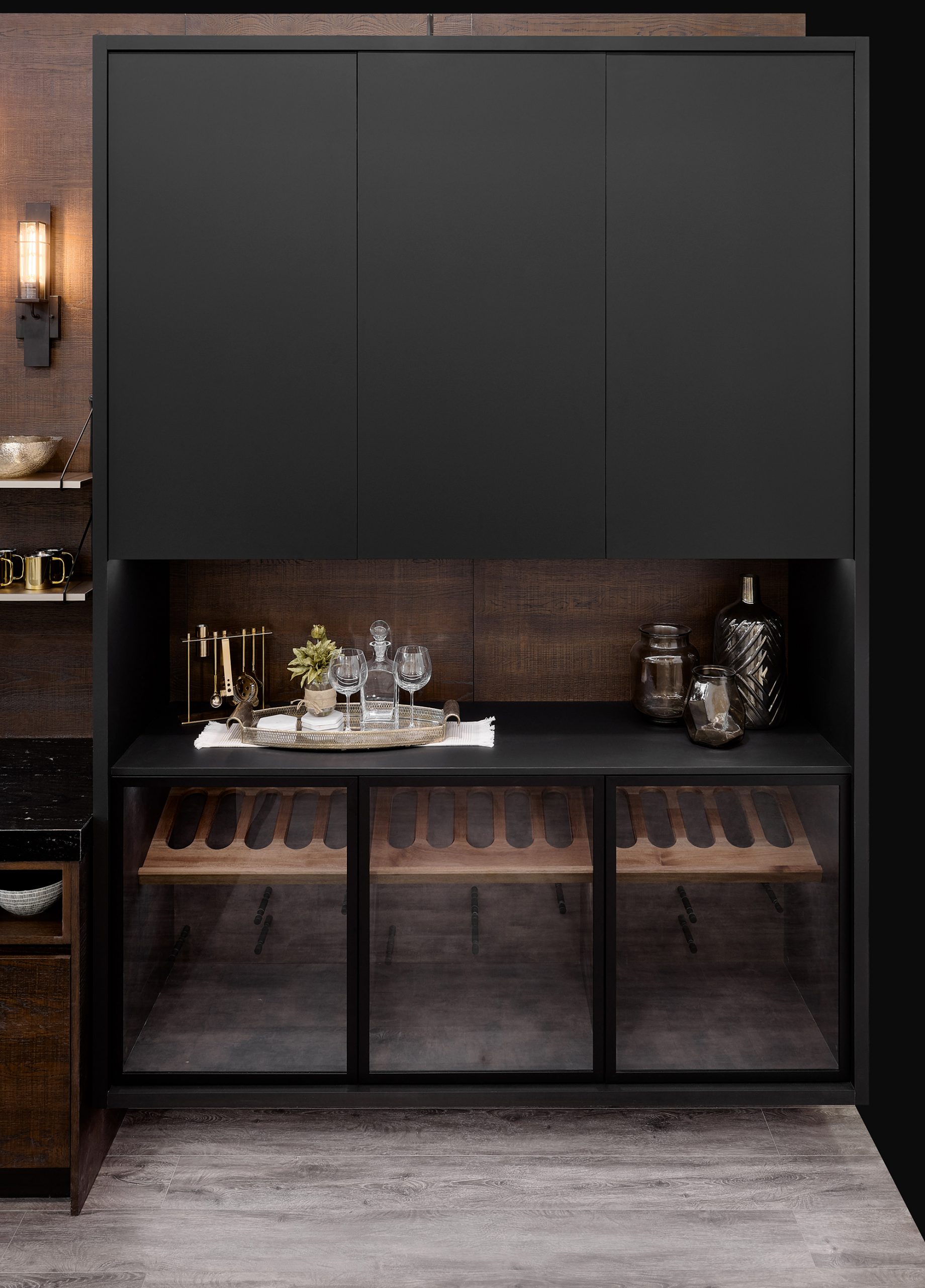 Elmwood Wood Cabinets Kitchen - Projet KBIS 2019 cuisine - vue espace cellier