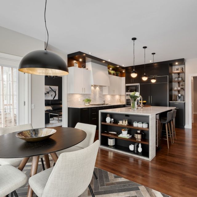 The time-honored combination of black & white. ◾️◽️

Tuxedo-inspired kitchen design by @cabicoboutiquequebec.

Featuring Elmwood cabinetry:
Bases & Talls - Carbon on Quarter Cut Maple, Bregenz 41 door style
Walls - Dove White on MDF, Bregenz 41 door style
Accents - Chestnut on Walnut
.
.
.
#Elmwood #ElmwoodCabinets #ElmwoodCabinetry #CustomCabinets #CustomCabinetry #LuxuryDesign #InteriorDesign #KitchenDesign #BathDesign #CustomDesign