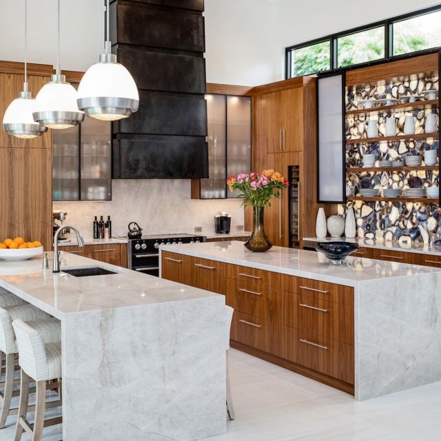 High-impact interest! 

Using multiple focal points in this custom kitchen, the team at @pbplanningandbuilding created a look that comes together as a visual playground. 
.
.
.
#Elmwood #ElmwoodCabinets #ElmwoodCabinetry #CustomCabinets #CustomCabinetry #LuxuryDesign #InteriorDesign #KitchenDesign #BathDesign #CustomDesign