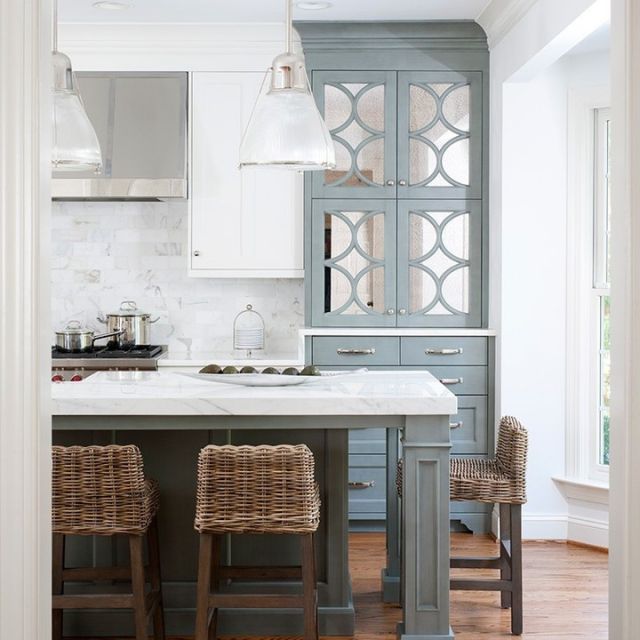 Mirror mirror. 🪞

Eye-catching cabinetry designed by Elmwood dealer @jackrosen_customkitchens. Photography by @stacyzaringoldberg.

Featuring Elmwood Cabinetry:
Dove White and Amazon Mist on MDF, Firenza door style

#ExperienceElmwood #ElmwoodCabinets #ElmwoodCabinetry #CustomCabinetry #LuxuryDesign #CustomKitchen