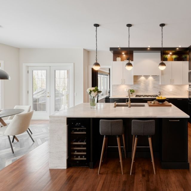 Where brunch dreams come true. Happy Mother's Day to all moms out there. 

Featuring Elmwood cabinetry:
Bases & Talls - Carbon on Quarter Cut Maple, Bregenz 41 door style
Walls - Dove White on MDF, Bregenz 41 door style
Accents - Chestnut on Walnut

#ExperienceElmwood #ElmwoodCabinets #ElmwoodCabinetry #CustomCabinetry #LuxuryDesign #TwoToneKitchen #BlackandWhiteKitchen