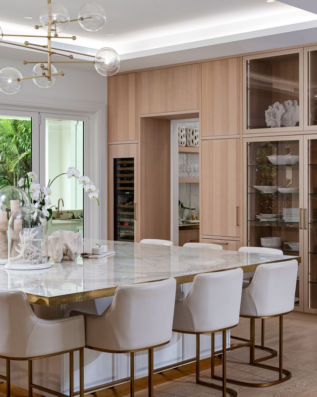 This gorgeous island comfortably seats a group of people for the most special occasions! The white oak cabinets are a true testament to the power of natural wood, bringing light and nature to the space. 

Cabinetry: Haze Veiled on Rift Cut White Oak, New Haven door style
Dealer: @pbplanningandbuilding
Photographer: Andy Frame Photography

#ExperienceElmwood #ElmwoodCabinets #ElmwoodCabinetry #CustomCabinetry #LuxuryDesign #Marble #NaturalWoodDesign