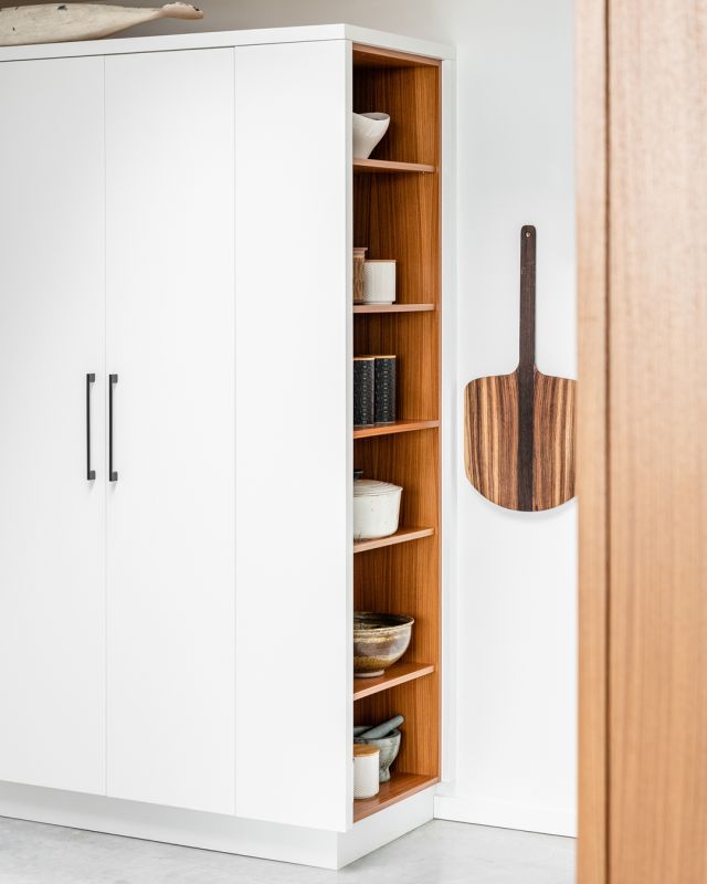Get a sneak peek of this practical storage design from top to bottom. Sleek lines and simplicity give an added touch of organization to this kitchen. 

Cabinetry: Vision Quarter Cut Golden Teak,  New Haven door style
Designer: Jason Rolstone
Dealer: Thomas & Birch Boutique
Photographer: Dasha Armstrong

#ExperienceElmwood #ElmwoodCabinets #ElmwoodCabinetry #CustomCabinetry #LuxuryDesign #TeakKitchen #WoodCabinets #CustomKitchen