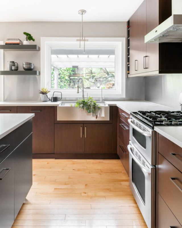 These gorgeous cherrywood cabinets offer ample storage and amazing style! Never compromise on quality with Elmwood cabinetry. 

Cabinetry: Chablis Dusk on Cherry, New Haven door style
Designer: Alexandra Graham
Dealer: @thomasandbirchboutique
Photographer: @dashaaphotos

#ExperienceElmwood #ElmwoodCabinets #ElmwoodCabinetry #CustomCabinetry #LuxuryDesign