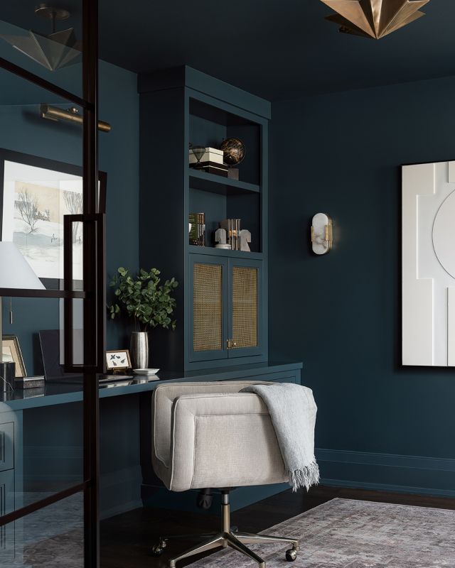 Envision your most productive days in this tranquil, navy-hued home office. Every detail is designed to inspire. 

Cabinetry: Benjamin Moore Newburg Green on MDF, Jamestown 2 1/4 door style
Dealer: @aurorakitchens
Designer: Jackie Fisher
Photographer: @danmolinastudio

#ExperienceElmwood #ElmwoodCabinets #ElmwoodCabinetry #CustomCabinetry #LuxuryDesign #Interiordesigner #HomeOffice
