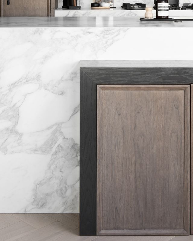 Blend rustic charm with chic stone to elevate your space. This design beautifully combines textures and colors, creating an elegant and refined decor. 

Cabinetry: Fume on Flat Cut Walnut, New Haven door style
Designer: @thomasandbirchboutique x justin.tse
Dealer: Thomas and Birch Boutique
Photographer: @jonathanfolk.ca

#Elmwood  #cabinetry #cabinets #customkitchen #mixandmatch