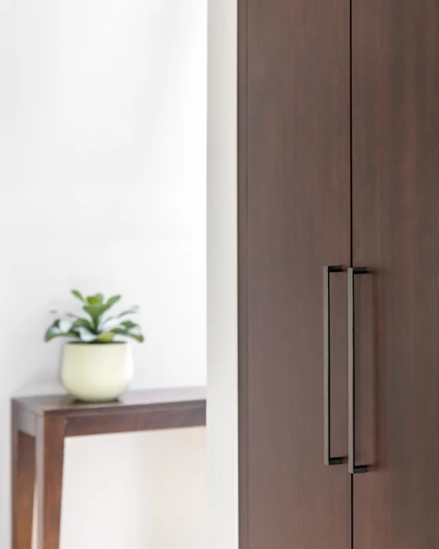 Embrace the beauty of simplicity in your kitchen design. The combination of dark and light elements creates a balanced and inviting atmosphere, perfect for any home. 

Cabinetry: Chablis Dusk on Cherry, New Haven door style
Dealer: @thomasandbirchboutique
Photographer: @dashaaphotos

#ElmwoodCabinetry #Elmwood #cabinetry #cabinets #customkitchen