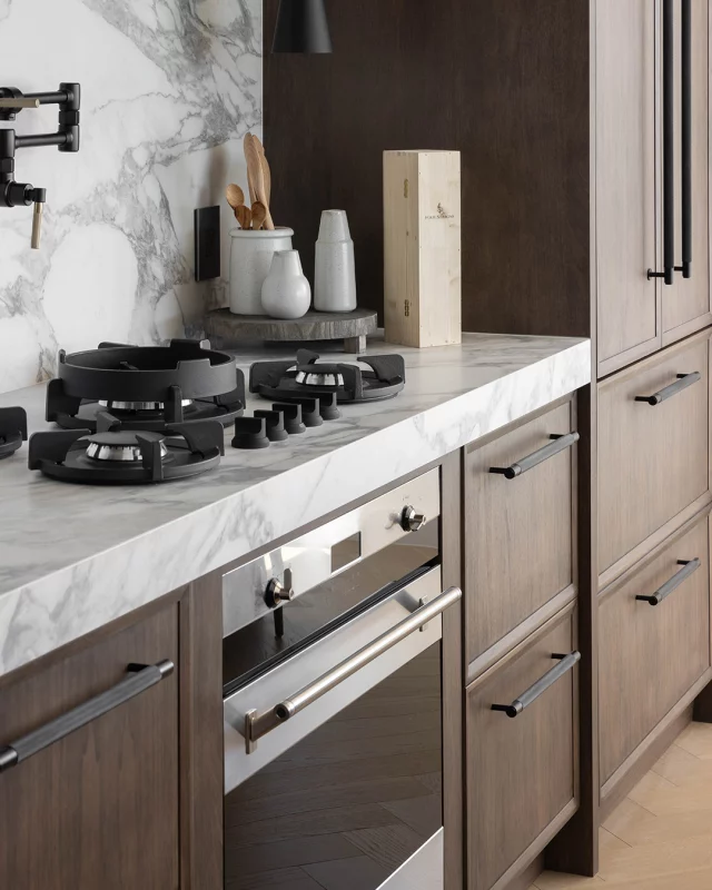 Warm, sophisticated, and inviting. Give your home the timeless elegance and comfort it deserves with Walnut cabinets.

What would be the perfect wood essence in your kitchen or design?

Cabinetry: Fume on Flat Cut Walnut, Bergenz 43 door style
Designer: @thomasandbirchboutique x justin.tse
Dealer: Thomas and Birch Boutique
Photographer: Justin Tse

.
.
.
#elmwoodcabinetry #elmwood #cabinetry #customkitchen #interiorspaces #interiorarchitecture #designinspiration #elmwooddesign #designinterior #decor #walnutcabinets #walnutelegance #interiorarchitecture #architecture #warmth #wood