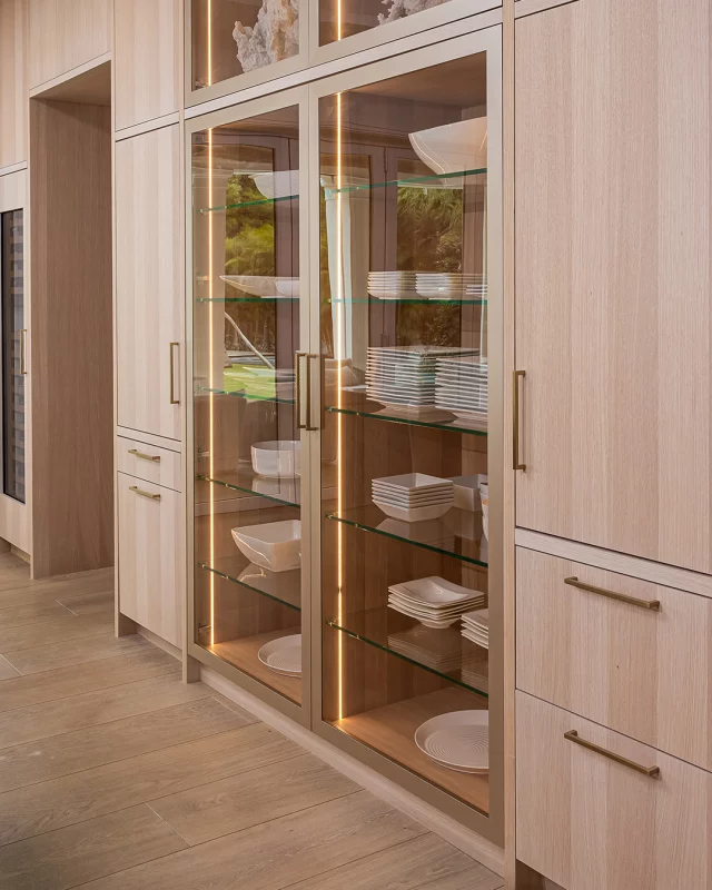Custom elegance at its finest. In these cooler times, let yourself be embraced by the natural warmth of noble materials, turning every corner into a refined, welcoming space.

Learn what we can do for your project on our website. Link in bio. 

Cabinetry: Haze Veiled on Rift Cut White Oak, New Haven door style
Dealer: @pbplanningandbuilding 
Photographer: Andy Frame Photography

.
.
.
#elmwoodcabinetry #elmwood #cabinetry #customkitchen #interiorspaces #interiorarchitecture #designinspiration #elmwooddesign #designinterior #decor #oakcabinets #oakelegance #interiorarchitecture #architecture #warmth #wood