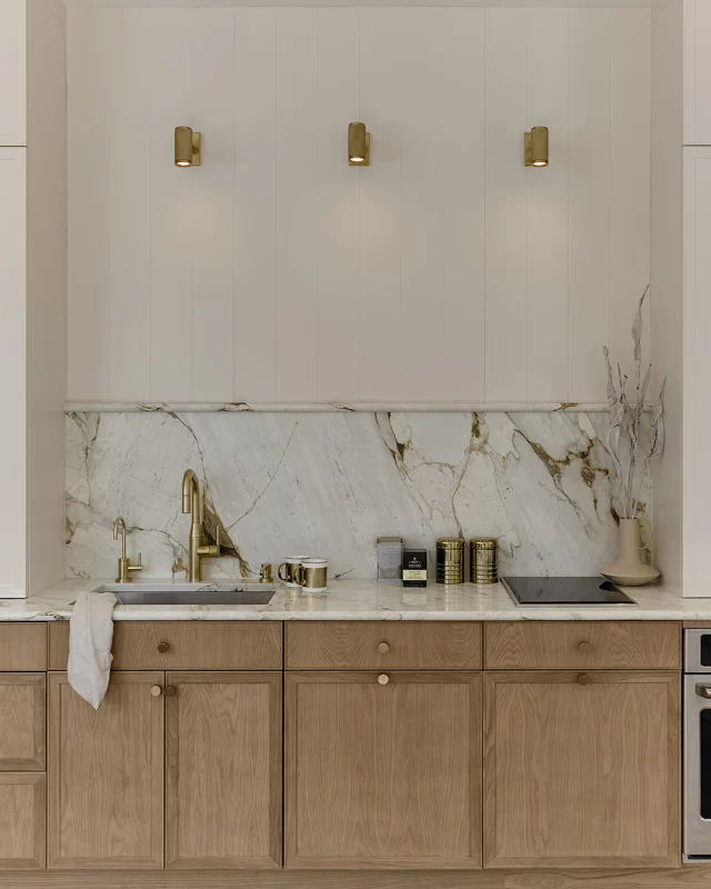 Every beautiful kitchen balances color with tone. Our soft Haze tones harmonize perfectly with White Oak to create a color palette that is bright and yet warm. This is modern elegance and functional luxury, designed to meet your needs, all year round.

Explore how a palette that expresses understated luxury can transform your home - Link in bio. 

Cabinetry: Flat cut white oak, Haze Stain & Glaze
Dealer: @dynamickitchens_
Designer: @hk.decor.1
Photographer:@alexouzilleau 

.
.
.
#elmwoodcabinetry #elmwood #cabinetry #customkitchen #interiorspaces #interiorarchitecture #designinspiration #elmwooddesign #designinterior #decor #oakcabinets #oakelegance #interiorarchitecture #architecture